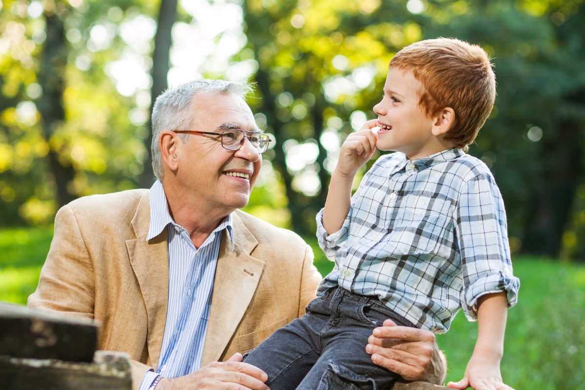आजी-आजोबांसोबत वेळ घालवणे मुलांसाठी उपयुक्त, जाणून घ्या कसा होतो फायदा