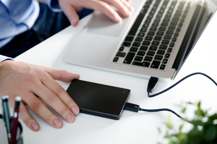 Seagate Expansion 1TB External HDD: युजर्स 1,200 रुपयांच्या सवलतीत हे घरी आणू शकतात. डिस्काउंटनंतर ते 3,799 रुपयांना खरेदी करता येईल. ही हार्ड डिस्क 3 वर्षांपर्यंत डेटा रिकव्हरी सेवा देते आणि ती विंडोज, मॅक आणि गेमिंग कन्सोलवर काम करते. (प्रतिकात्मक चित्र)