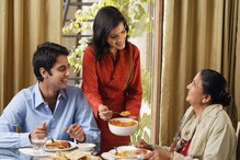 जेवायला बसताना चुकूनही या चुका करू नका; निघून जाईल घरातील सुख-समृद्धी जेवायला बसताना चुकूनही या चुका करू नका; निघून जाईल घरातील सुख-समृद्धी
