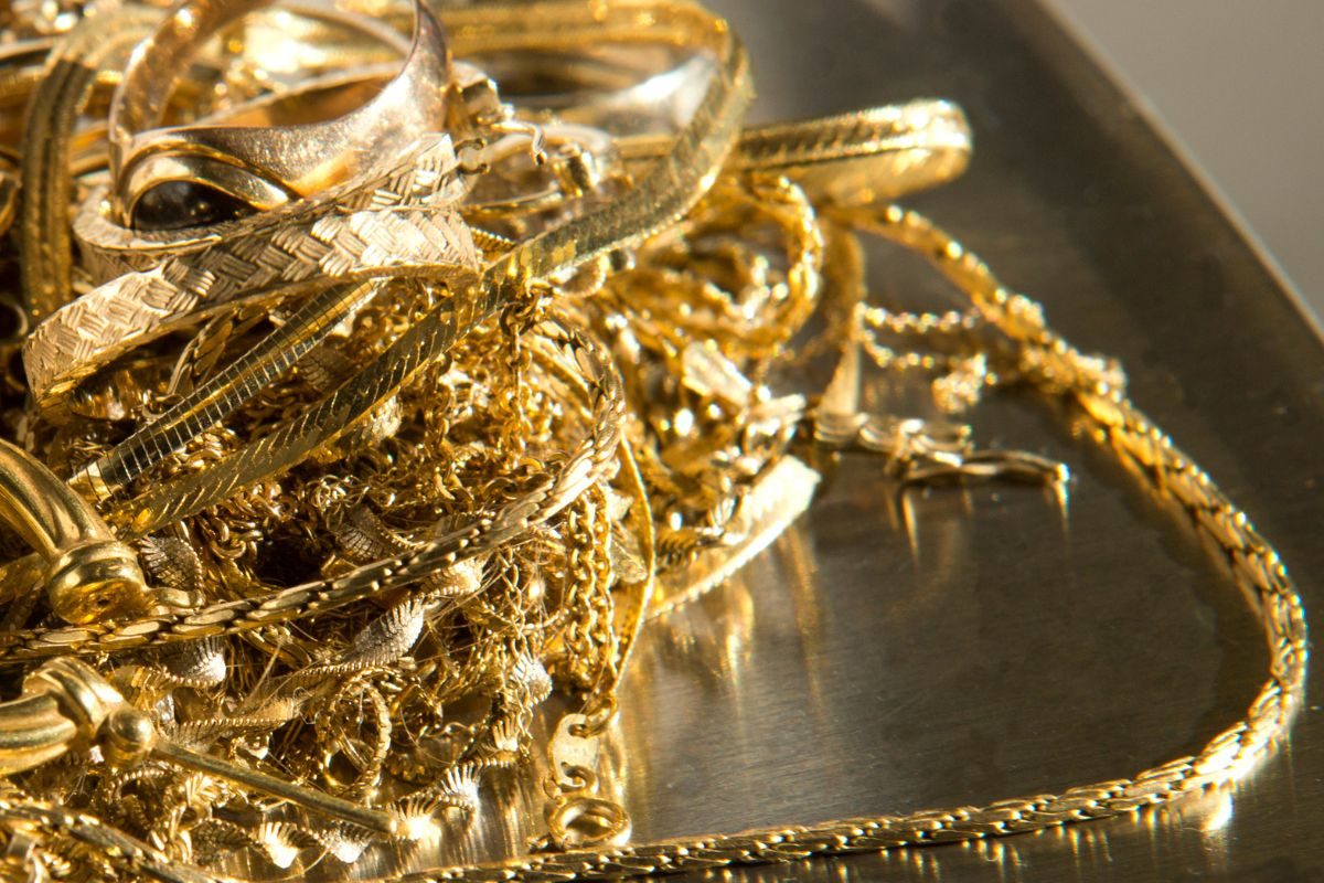 सोन्याचे दागिने पायात का घातले जात नाहीत? काय आहे याचं कारण