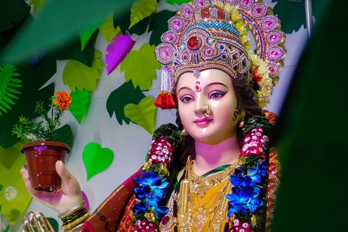 Navratri 2022: नवरात्रीत दुर्गामातेच्या पूजेवेळी या मंत्रांचा करा पाठ; संकटे टळतील, मनोकामना होतील पूर्ण
