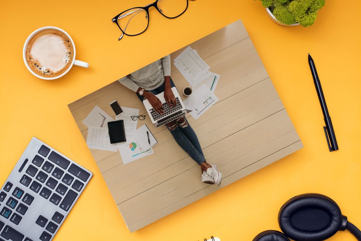 'वर्क फ्रॉम होम' करत असाल तर लॅपटॉप ठेवण्याची योग्य दिशा जाणून घ्या, कामात दिसेल परिणाम