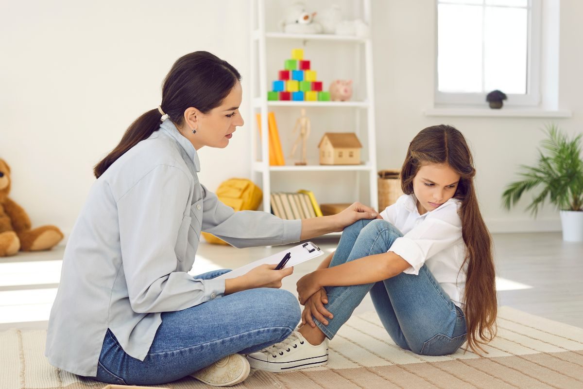 नोकरी करणाऱ्या पालकांची मुले होऊ शकतात मानसिक आजारी, या 5 प्रकारे ओळखा