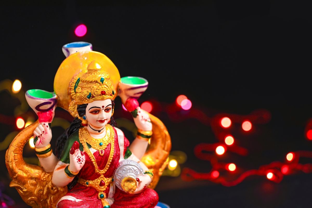 Vastu Tips: घराच्या मुख्य चौकटीवर देवी लक्ष्मीचे चरण चिन्ह लावणे म्हणून असतं शुभ