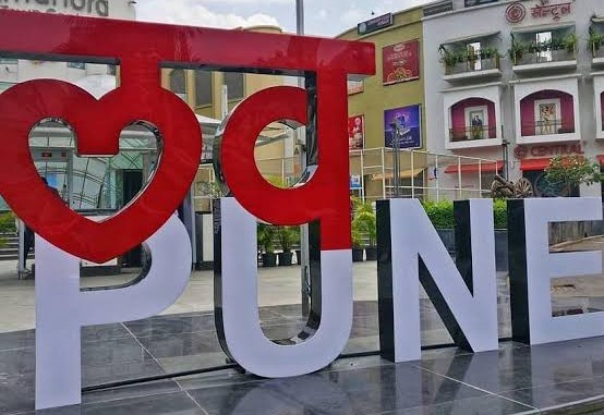 पुणे शहरामध्ये असणाऱ्या 'आय लव्ह…' आणि एका ठिकाणी एकापेक्षा अधिक असलेल्या संकल्पनेच्या नामफलकांवर हातोडा पडणार आहे.