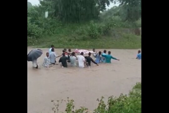 आपला जीव धोक्यात घालून प्रेतावर अंत्यसंस्कार करावे लागत आहे. त्यामुळे नागरिकात संताप व्यक्त केल्या जात आहे.