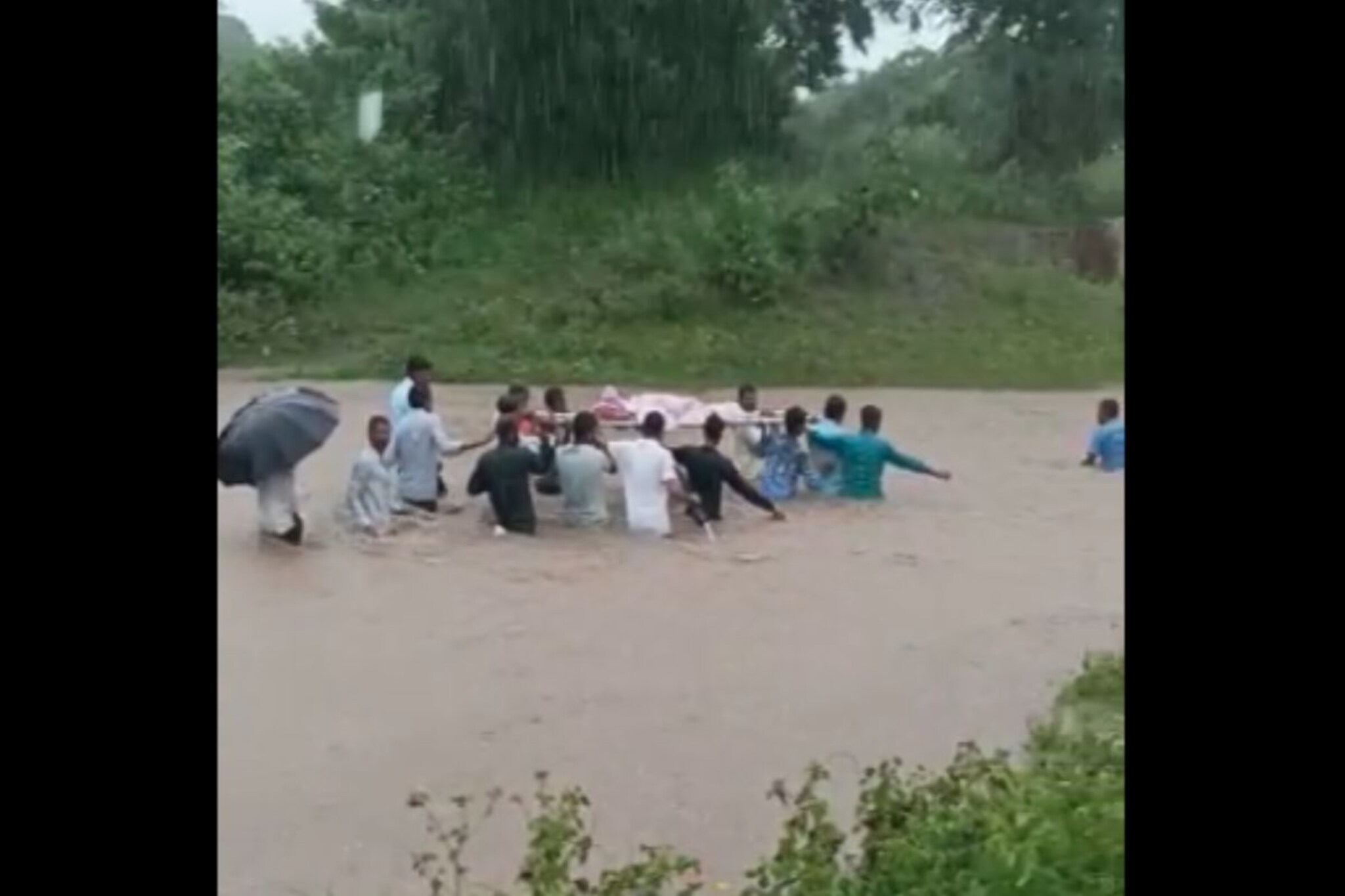 पुराच्या पाण्यातून तिरडी खांद्यावर घेऊन स्मशानात, यवतमाळचा विदारक VIDEO