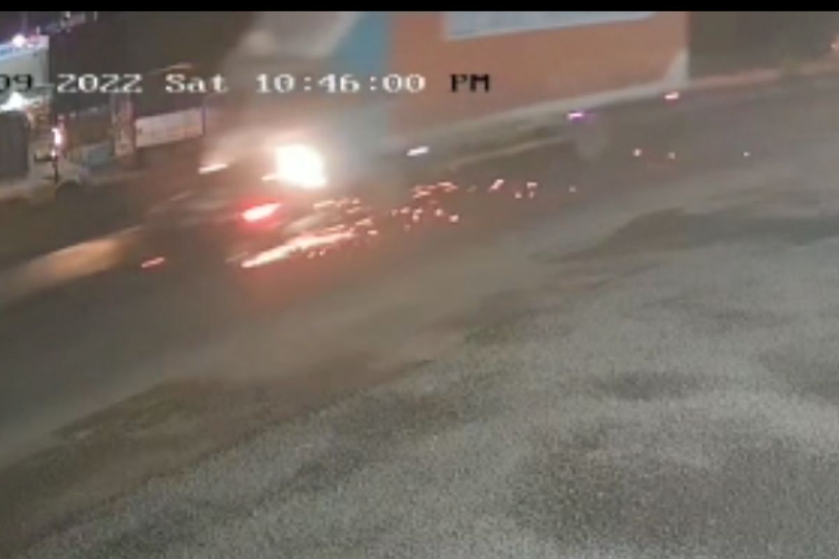 भरधाव कंटेनर कारला फरफटत नेताना महामार्गावर आगीच्या ठिणग्या पाहायला मिळाल्या.