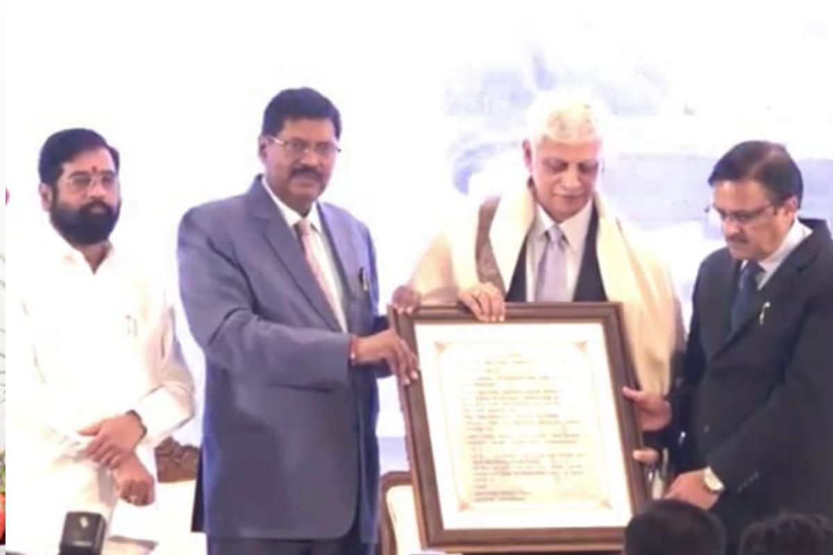 सर्वोच्च न्यायालयाच्या घटनापीठासमोर मुख्यमंत्री एकनाथ शिंदे आणि त्यांच्या सरकारच्या वैधतेची गंभीर सुनावणी सुरू आहे, असे असताना