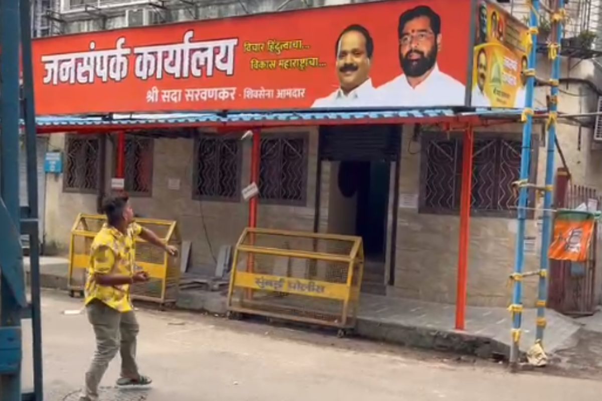 दादरमध्ये शिवसैनिक भडकले, सदा सरवणकरांच्या कार्यालयावर दगडफेक, पोस्टरही फाडले