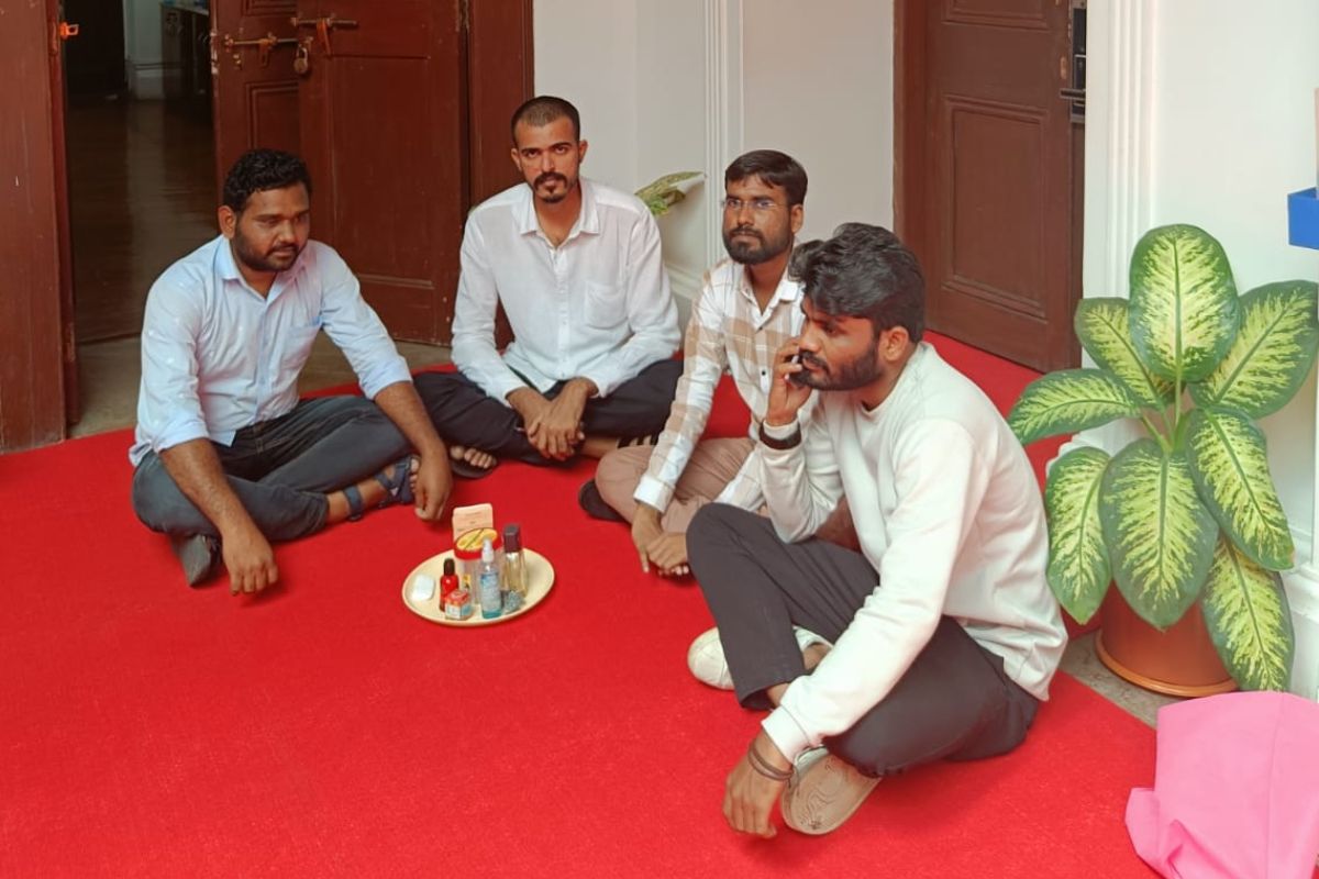 विद्यापीठाच्या पैशातून चक्क संसारपयोगी भांडी खरेदी केल्याने युवक काँग्रेसने त्यांना चक्क जुनी भांडी भेट देऊन निषेध केला