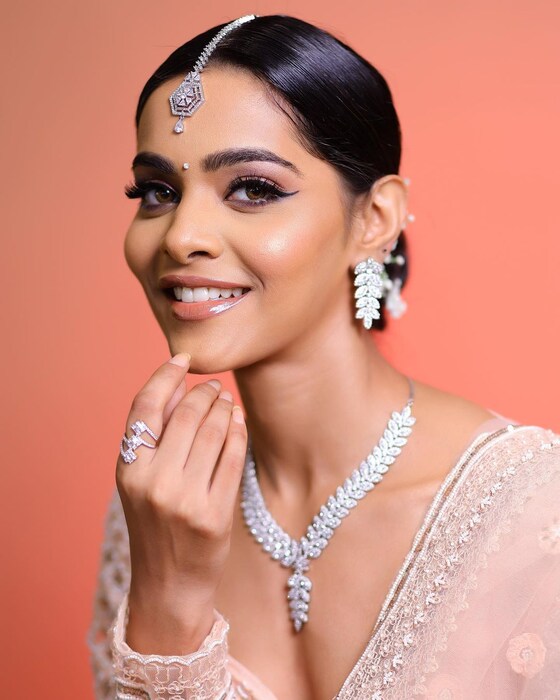 आकांक्षा मोहन विविध जाहिरातींसाठी मॉडेलिंग करत होती. तसेच ती काही ब्रँडसाठी फोटोशूटदेखील करत होती. 