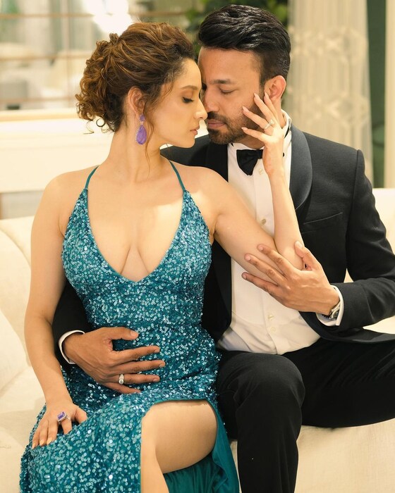 अंकिता आणि विकीचे लग्न 14 डिसेंबर 2021 रोजी लग्न पार पडलं. तेव्हापासून दोघे सतत चर्चेत असतात. लग्नानंतर दोघांनी मुंबईत आलिशान अपार्टमेंटही खरेदी केलं आहे.