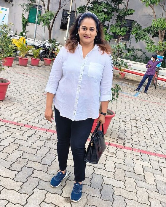 अनेक ठिकाणच्या दौऱ्यांचे फोटो त्या शेअर करत असतात.  