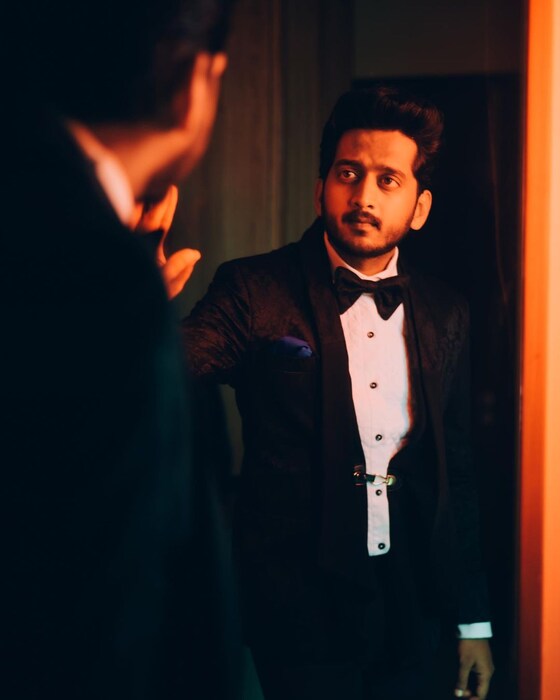 या फोटोसोबत त्यानं भन्नाट असं कॅप्शनही दिलंय. 'खरं सांगतो ..tuxedo घालून photoshoot केलं पण भूक लागल्यावर वडापाव खाल्ला', असं अमेय म्हटला.