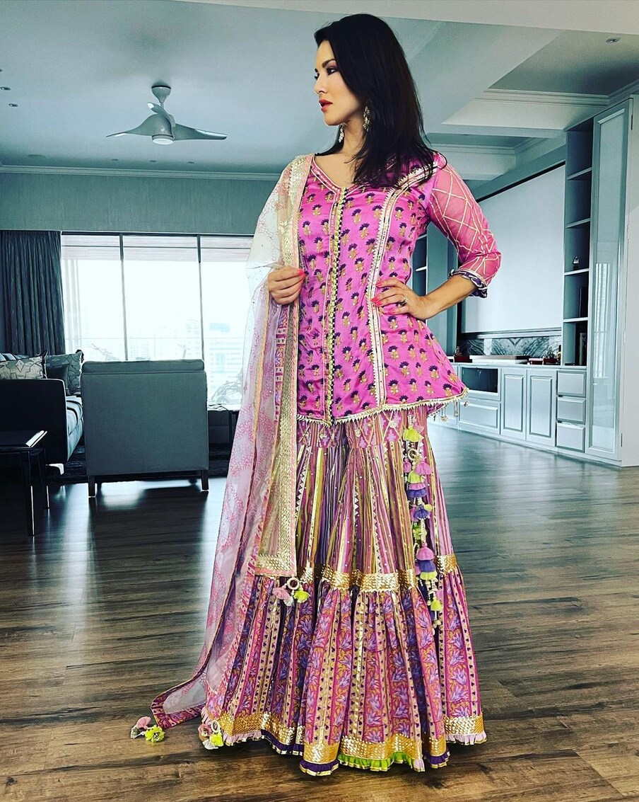 गणेश चतुर्थीच्या मुहूर्तावर अभिनेत्रीने पती आणि मुलांसह पुजा केल्याचंही दिसून आलं. 