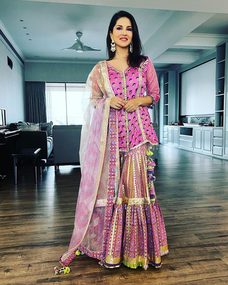 सनीच्या या सोज्वळ सौदर्यांवर अनेकजण फिदा झाले आहेत. हे फोटो सोशल मीडियावर व्हायरल होत असून यावर अनेक लाईक्स आणि कमेंटचा पाऊस पडताना दिसतोय. 
