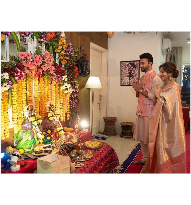 अंकितानं शेअर केलेल्या फोटोमध्ये दोघेही गौरीपूजन करताना दिसत आहे. 