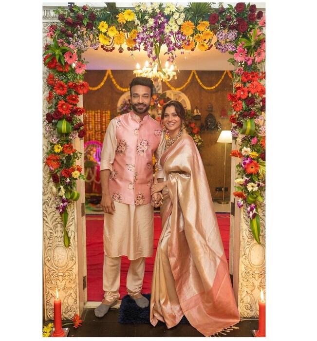 अंकितानं इन्स्टाग्रामवर विकीसोबतचे फोटो शेअर केले आहेत. लग्न झाल्यानंतर दोघांचा सोबत पहिलाच गणेशोत्सव आहे. त्यामुळे दोघांसाठीही हा उत्सव खूपच खास आहे. 