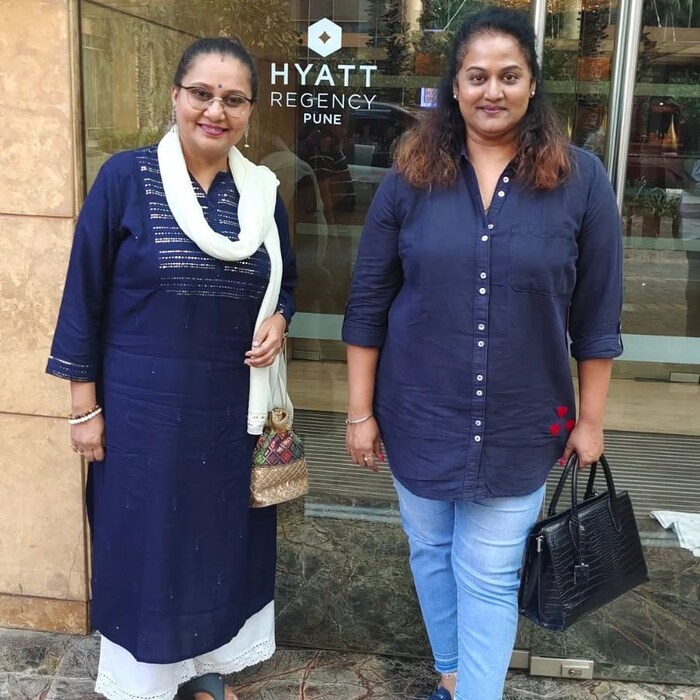 यात त्यांची खास मैत्रिण आणि सहअभिनेत्री प्रिया बेर्डे देखील होत्या. दोघींना अनेक दिवसांनी एकत्र पाहून चाहत्यांनी आनंद व्यक्त केलाय.  