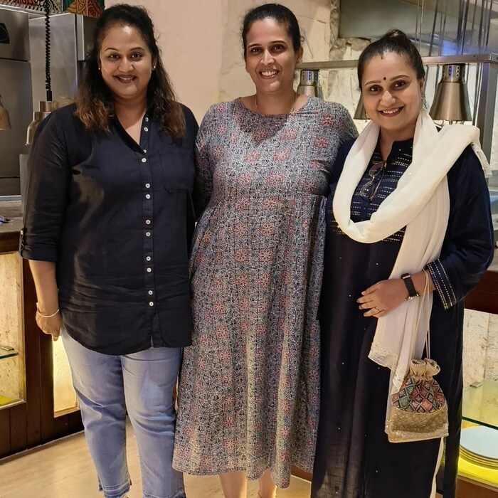 त्यांनी म्हटलं, 'आज काही खास आणि जवळच्या लोकांसोबत वेळ कसा गेला कळलंच नाही. जीवाला जीव देणारी माणसं. स्वतः सगळं करून दुसऱ्यांना मोठे करणारे'. या पोस्टमधून त्यांनी मित्रांसाठी प्रेम व्यक्त केलं आहे.  