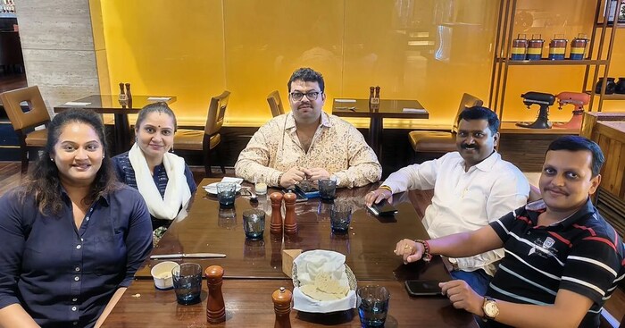 सुरेखा यांनी त्यांच्या जवळच्या मित्र मैत्रिणींबरोबर छोटसं गेट टुगेदर केलं. 