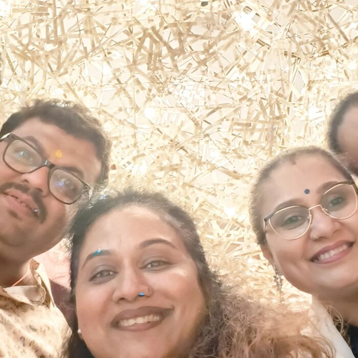 सगळ्यांची भेट घेतल्यानं सुरेखा फारच खुश होत्या. मित्रांसाठी त्यांनी खास पोस्ट लिहिली.  