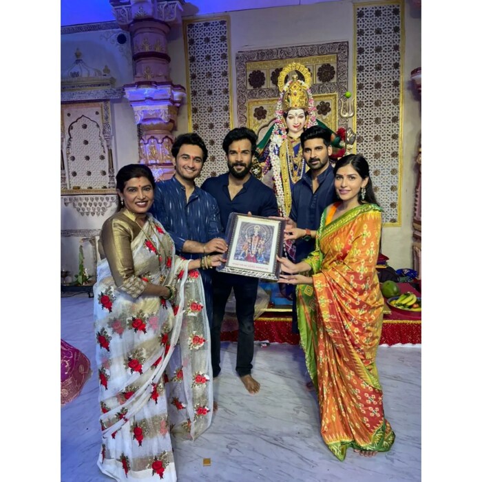 देवीचं दर्शन घेत कलाकारांचा सन्मान करत त्यांना देवीच्या फोटोची प्रत भेट देण्यात आली. 
