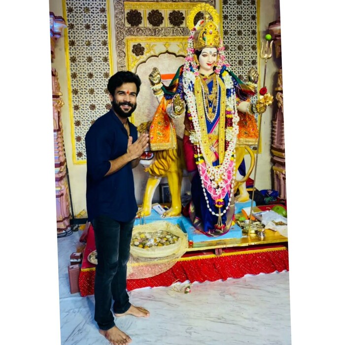 बिग बॉस मराठी 4 चा विजेता विशाल निकमनं दगडी चाळीच्या देवीचे फोटो शेअर केले आहेत. 