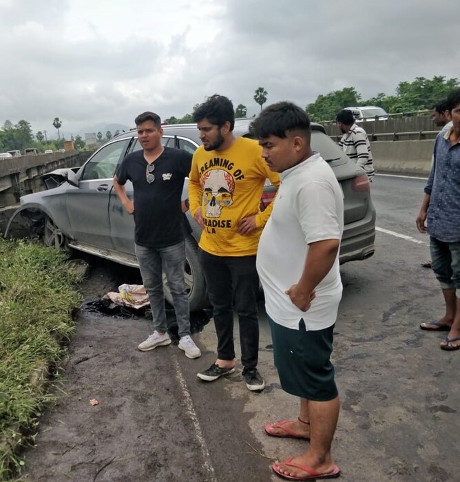 मुंबई-अहमदाबाद महामार्गावर महाराष्ट्रातील पालघर येथे हा अपघात झाला. अपघात एवढा भीषण होता की कारचेही मोठे नुकसान झाले. तसेच कारमधील इतर लोक जखमी झाल्याचे सांगण्यात येत आहे.