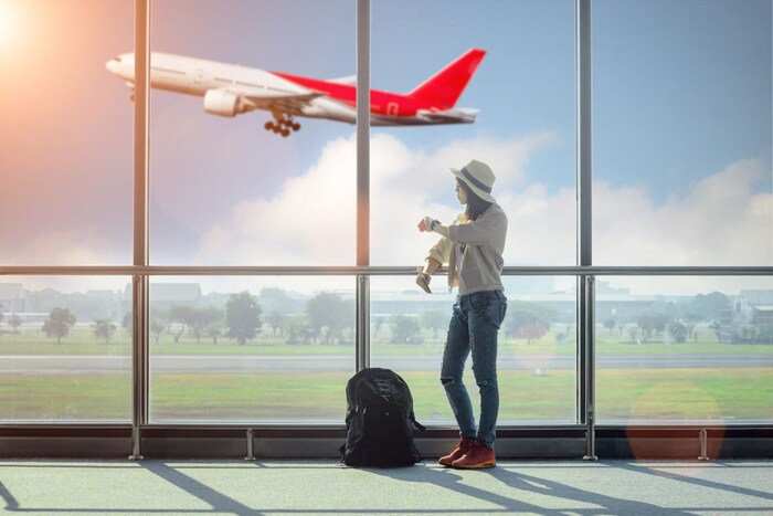 वेळ वाचवण्यासाठी लोक विमानानं प्रवास करतात.