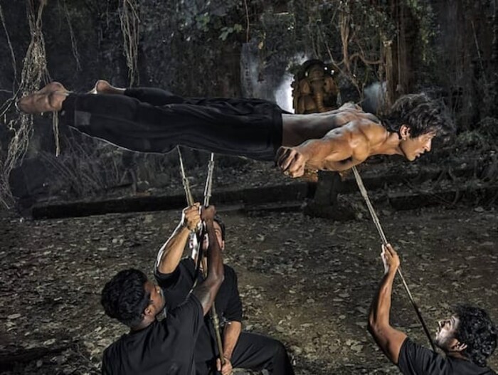 कुठून उडी मारणं असो कि काही तोडफोड असो विद्युत जामवाल त्याच्या चित्रपटांमध्ये सगळे धोकादायक स्टंट स्वत: शूट करतो.