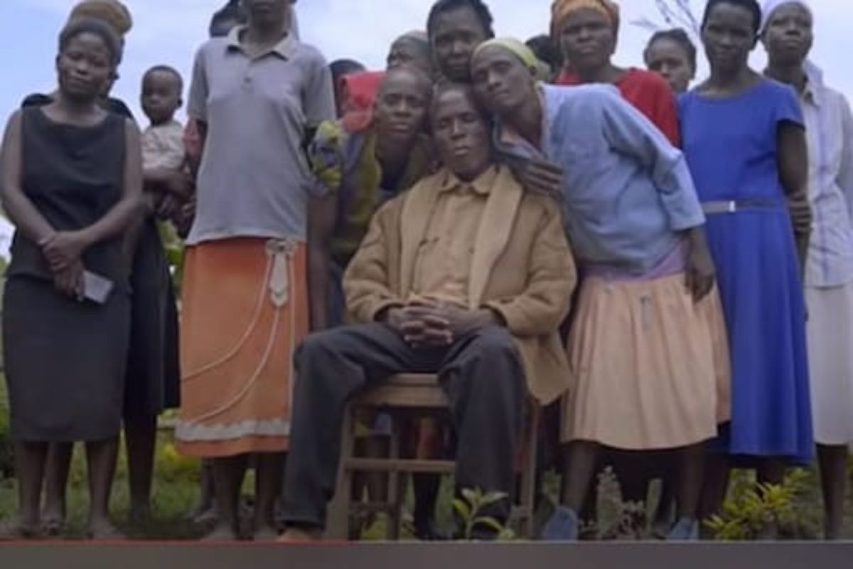 एकाच गावात 15 बायकांसोबत राहतो 'हा' पुरूष, 107 मुलांचा आहे बाप, पाहा VIDEO