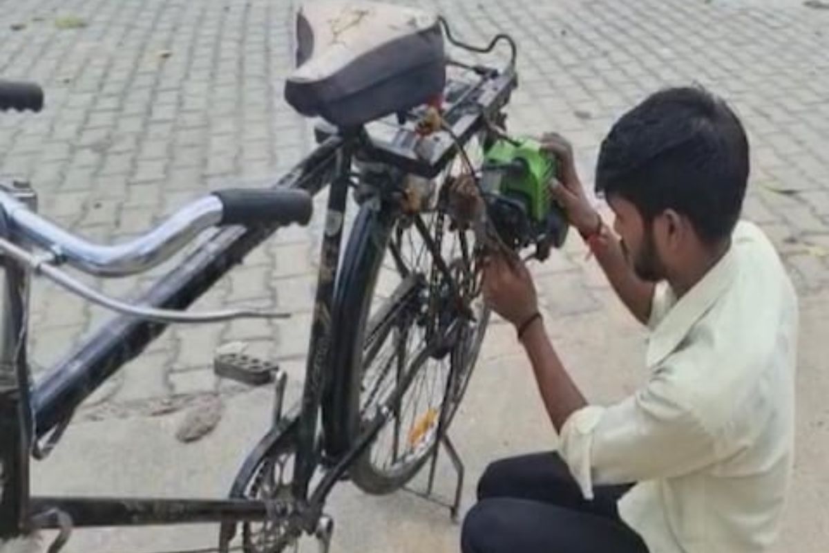 दहावीच्या मुलाने फक्त 3 हजारांत भंगारातून बनवली बाईक!