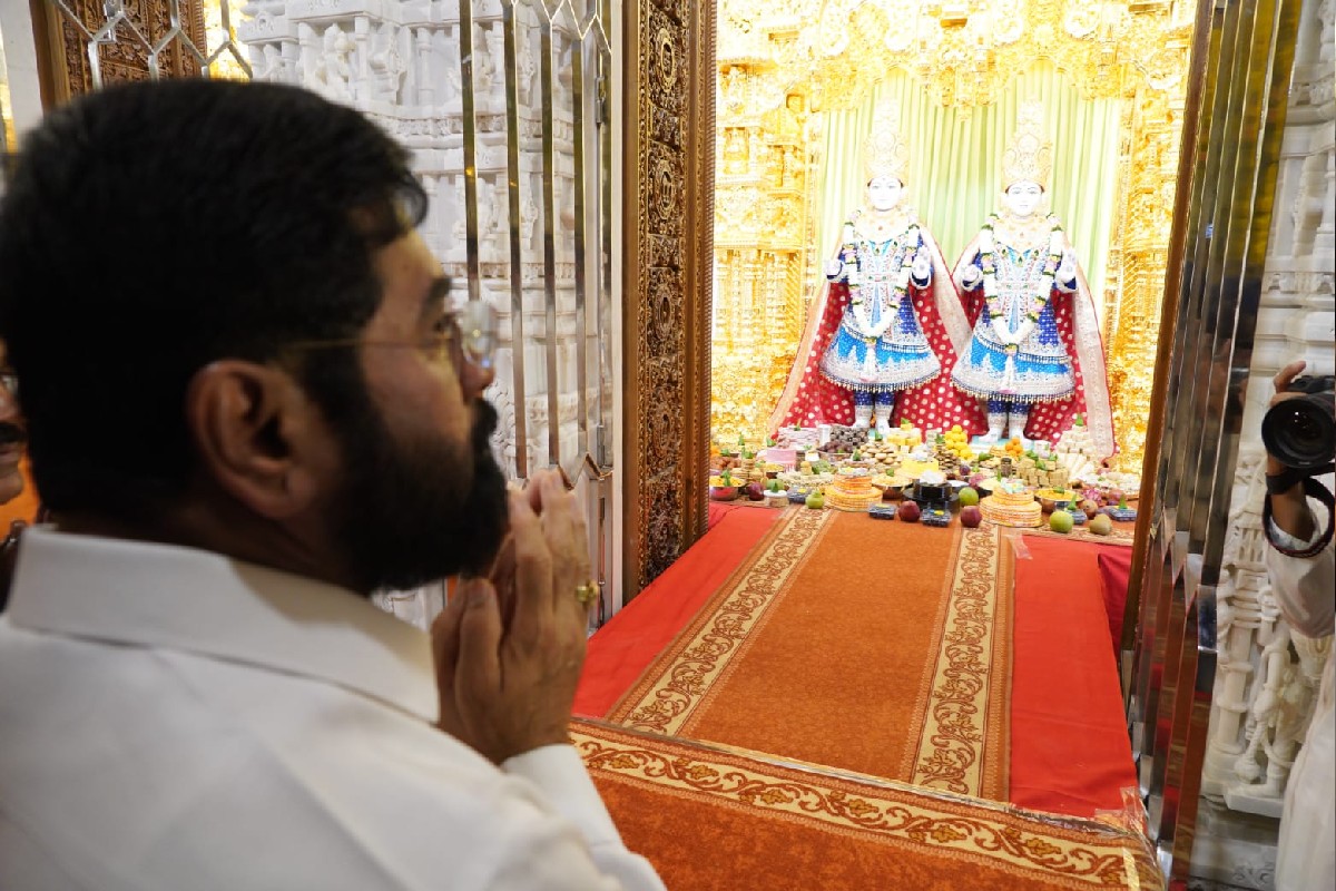 नाशिक, 28 सप्टेंबर : मंदिरांची नगरी अशी ओळख असलेल्या नाशिकमध्ये भव्य बीपीएस स्वामी नारायण मंदिरातील मुर्तीप्रतिष्ठा कार्यक्रम पार पडला. मुख्यमंत्री एकनाथ शिंदे यावेळी उपस्थित होते.