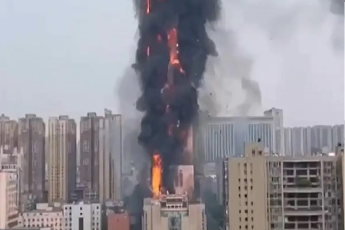 42 मजली इमारत आगीच्या विळख्यात.