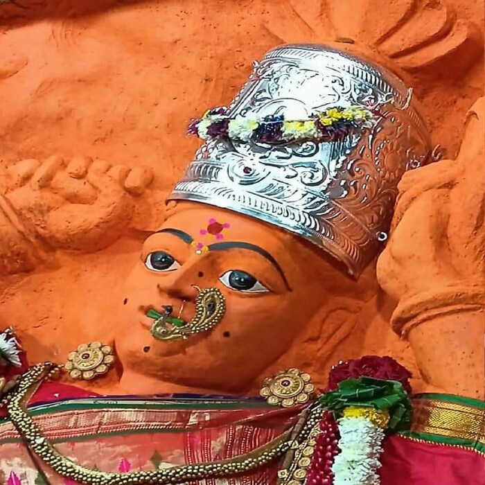 येत्या 26 सप्टेंबर रोजी घटस्थापनेपासून देवीचे दर्शन भाविकांसाठी खुले होणार आहे. दररोज शेकडो भाविक सप्तशृंगी गडावर दर्शनासाठी येत असतात. आता देवीचं मुळरूप समोर आल्याने अनेक भक्तांना दर्शनाची ओढ लागली आहे.