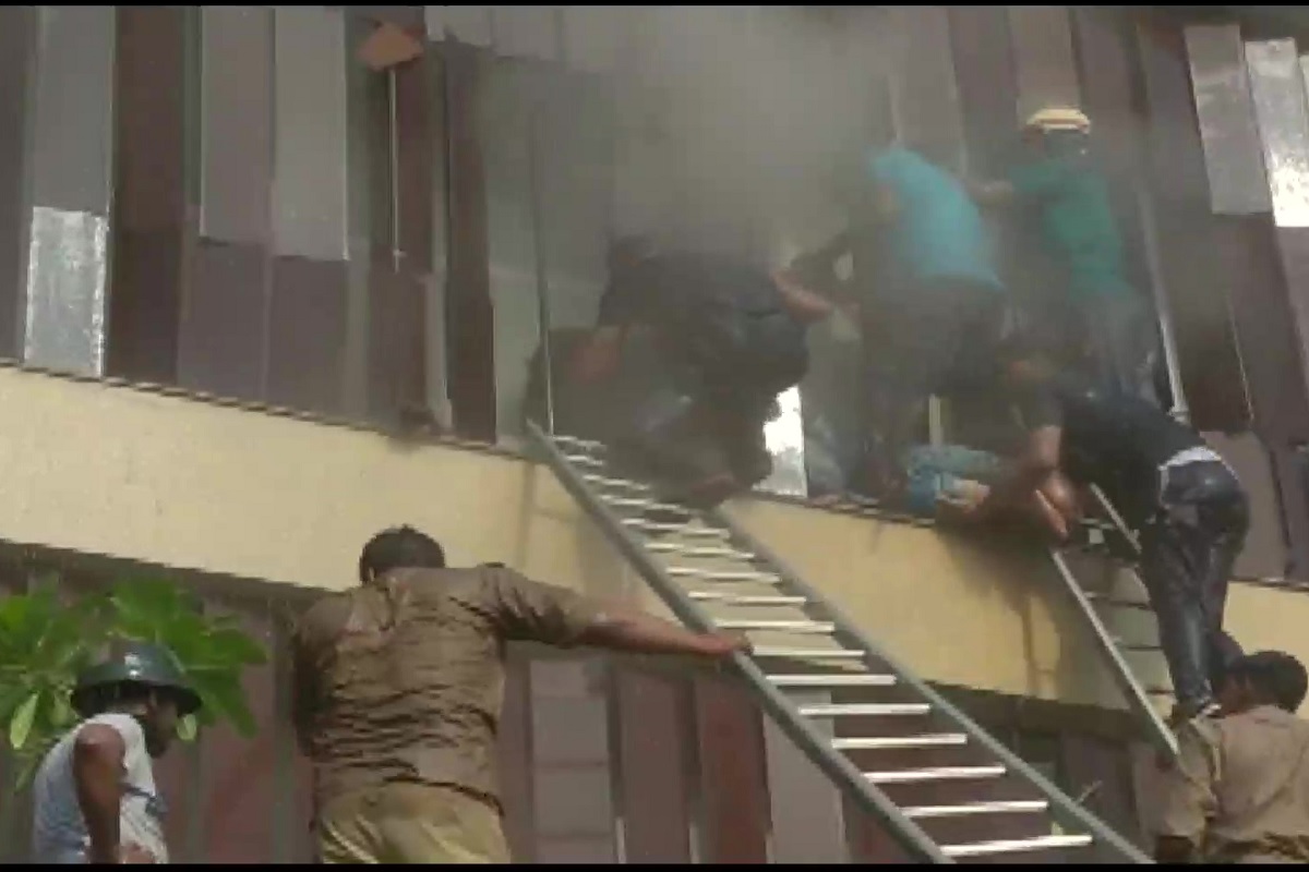 VIDEO| खिडकीतून जीव वाचवण्यासाठी धडपड, लखनऊच्या हॉटेलमध्ये भीषण आग