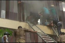 VIDEO| खिडकीतून जीव वाचवण्यासाठी धडपड, लखनऊच्या हॉटेलमध्ये भीषण आग VIDEO| खिडकीतून जीव वाचवण्यासाठी धडपड, लखनऊच्या हॉटेलमध्ये भीषण आग