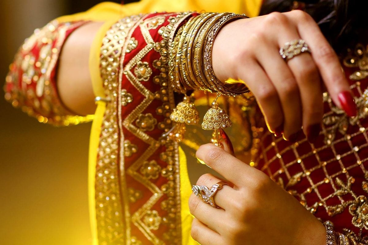Gold Jewellery: सोन्याचे दागिने पायात का घालत नाही? शास्त्रीय कारण माहिती आहे का?