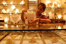 सोन्याचा भाव उतरला! लगेच चेक करा 22 आणि 24 कॅरेटचे दर