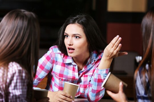 खाजगी आयुष्यात नाक खुपसणाऱ्यांपासून सुटका करायची आहे? या टिप्स फोलो करा