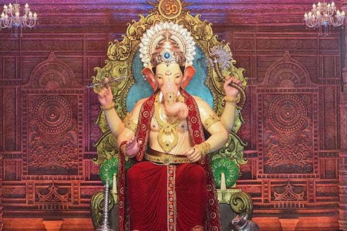 'लालबागच्या राजा'च्या चरणी भक्तांचं 5 दिवसात कोट्यवधीचं दान! 250 तोळे सोनं, 2900 तोळे चांदी अन्..