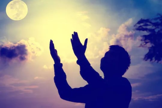 आकाशातील चंद्र कोणत्या औषधापेक्षा कमी नाही; फक्त त्याला पाहूनच होतो असा फायदा