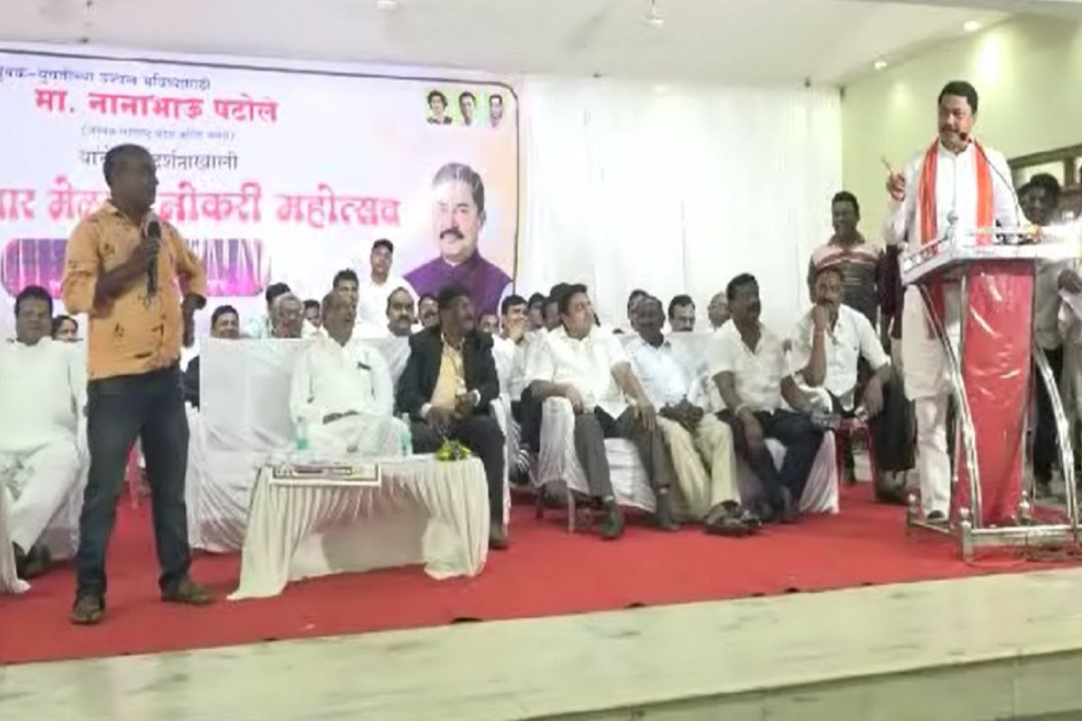 Modi on Nana Patole Stage