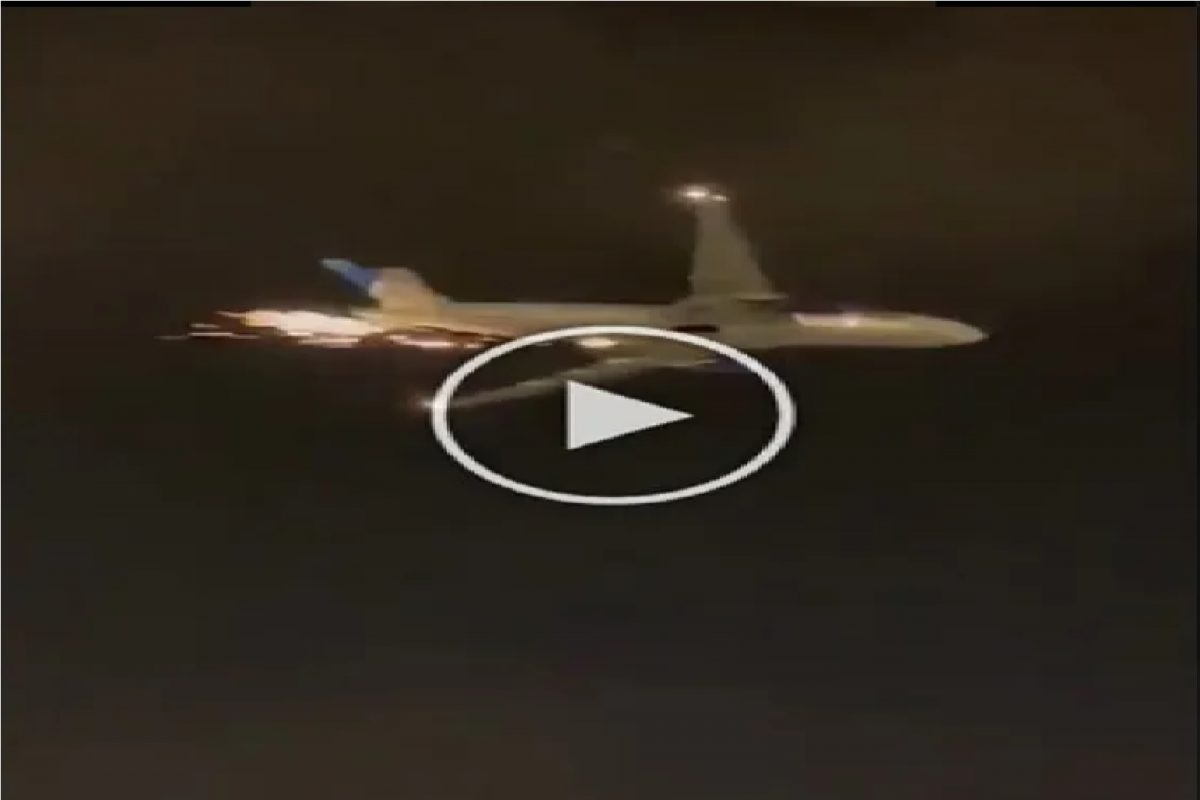 बापरे! आकाशात झेपावताच विमानातून उडाल्या ठिणग्या, नंतर जे घडलं ते...; धडकी भरवणारा VIDEO