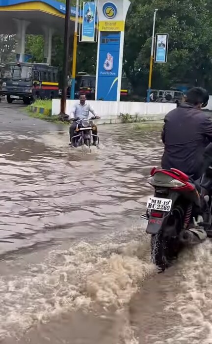 पोलीस आयुक्त कार्यालया शेजारील पेट्रोल पंपासमोर तर जणू तळ्याचे स्वरूप आले होते.