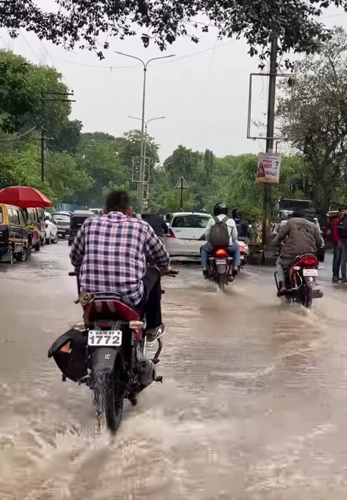 अशोकस्तंभ ते गंगापूर नाका या परिसरात रस्त्यांवर मोठ्या प्रमाणात पाणी साचले होते. त्या पाण्यातून वाहन चालक कशी बशी वाट काढत होते.