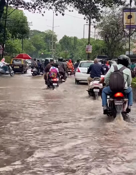 नाशिक, 29 सप्टेंबर नाशिकमध्ये गुरूवारी दुपारी अचानक पाऊस आल्यानं सर्वांची एकच तारांबळ उडाली. शहरातील प्रमुख रस्ते या पावसामुळे जलमय झाले होते. 
