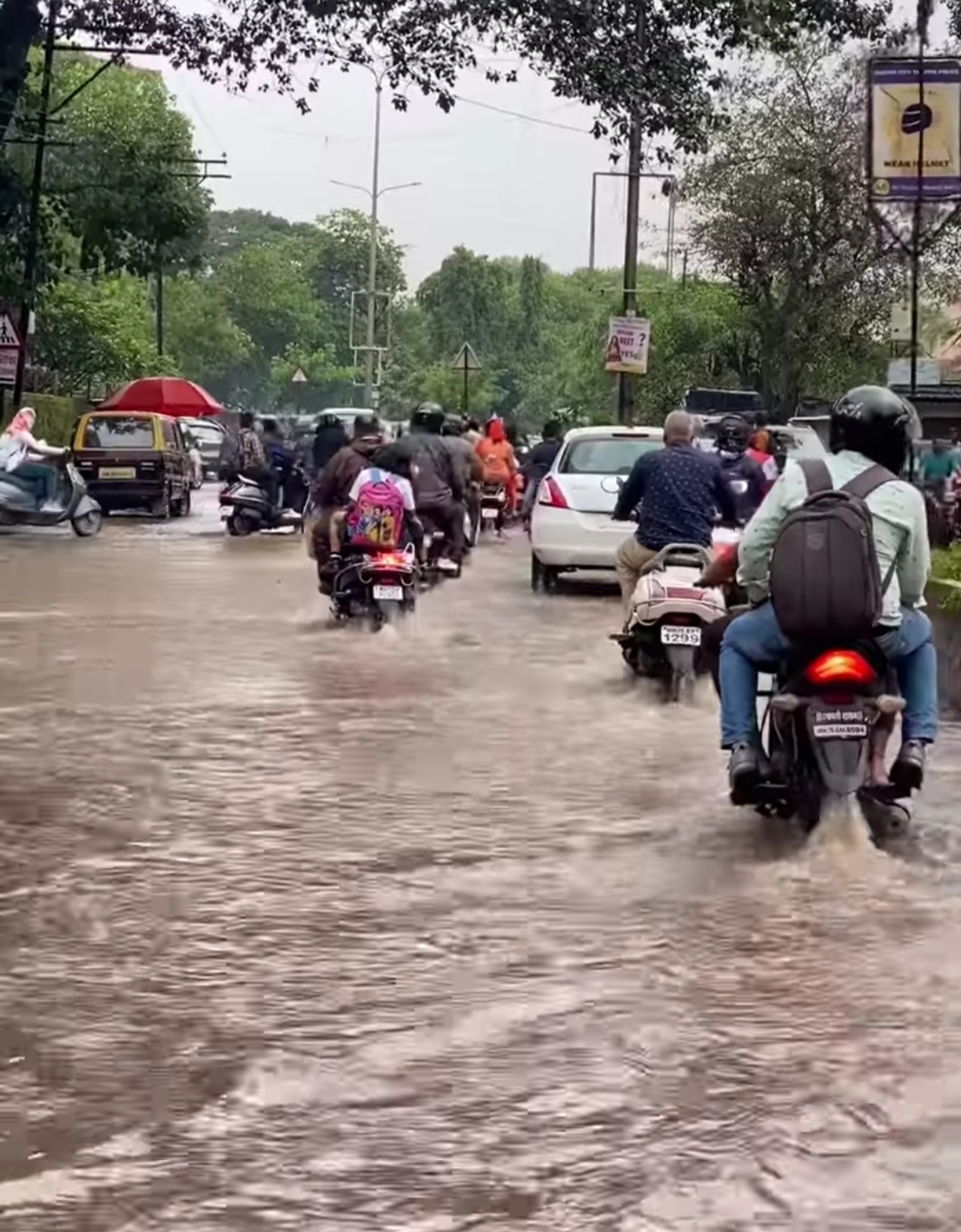 नाशिक, 29 सप्टेंबर नाशिकमध्ये गुरूवारी दुपारी अचानक पाऊस आल्यानं सर्वांची एकच तारांबळ उडाली. शहरातील प्रमुख रस्ते या पावसामुळे जलमय झाले होते. 
